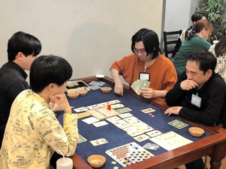 ボードゲームに熱中する客ら＝姫路市二階町（大坪さん提供）
