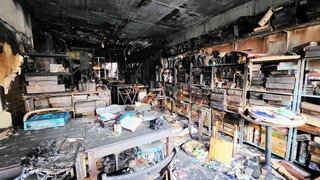 火災で全焼した旧店舗。１１００種あったボードゲームもほとんど使えなくなった＝姫路市紺屋町（大坪さん提供）