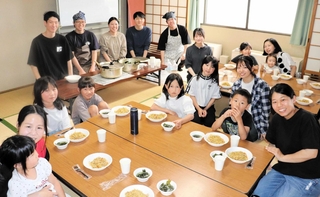 関西福祉大学のサークル「ひなたびより」が開いた子ども食堂。焼きそばとわかめスープが提供された＝赤穂市加里屋中洲３、赤穂市民会館