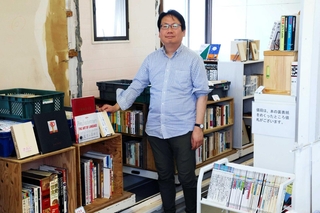 古書店をオープンした小林久夫さん＝相生市那波大波町