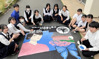 「逆賊の幕臣」の主人公の妻を描いた看板を作る龍野高校美術部の生徒ら＝たつの市龍野町日山