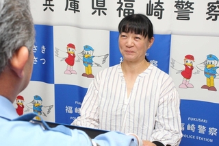 のじぎく賞を受けた村岡珠美さん＝福崎署