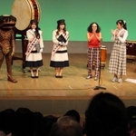 福崎町制７０周年を祝う（右から）漫才コンビ「アルミカン」とふくさき観光大使、ガジロウ＝福崎町福田