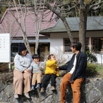 子どもとの時間を大切にしながら、コワーキングスペースを営む山口貴士さん（右端）、奈央さん夫妻＝神河町長谷