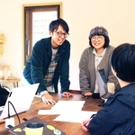 スタッフと新たな企画の相談をする山口貴士さん（左から２人目）と奈央さん（同３人目）＝神河町長谷