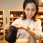 コーヒーをいれる志村友美さん＝コーヒーロースターズハブ