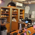 バーのようなスタイルでコーヒーを楽しめるよう設計された店内＝コーヒーロースターズハブ