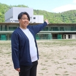 これから整備を始めるグラウンドで抱負を語る長野恵利子さん＝福崎町高岡