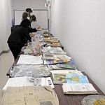 ５０年前に埋められたタイムカプセルに入っていた新聞や絵画など＝宍粟市山崎町神谷、河東小学校