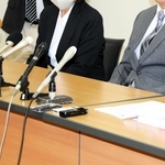記者会見した（右から）亡くなった男子生徒の父親と母親＝姫路市北条１、兵庫県弁護士会姫路支部会館