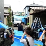 ブルーシートを設置し直す捜査員ら＝２２日午前１０時１６分、たつの市新宮町段之上