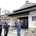 装いを新たに開業した「醸す宿　菊亭」＝宍粟市山崎町山崎