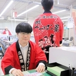 相生ペーロン祭をイメージした法被を着て勤務する相生市職員ら＝市役所