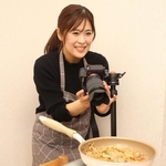 子どもも喜ぶ節約レシピを考えるＤＯＫＩＮさん＝市川町内