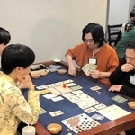 ボードゲームに熱中する客ら＝姫路市二階町（大坪さん提供）