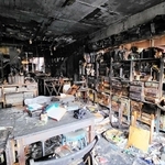 火災で全焼した旧店舗。１１００種あったボードゲームもほとんど使えなくなった＝姫路市紺屋町（大坪さん提供）
