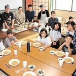 関西福祉大学のサークル「ひなたびより」が開いた子ども食堂。焼きそばとわかめスープが提供された＝赤穂市加里屋中洲３、赤穂市民会館