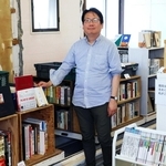 古書店をオープンした小林久夫さん＝相生市那波大波町