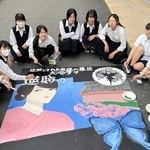 「逆賊の幕臣」の主人公の妻を描いた看板を作る龍野高校美術部の生徒ら＝たつの市龍野町日山