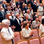 一本締めで金婚を祝う夫婦ら＝赤とんぼ文化ホール