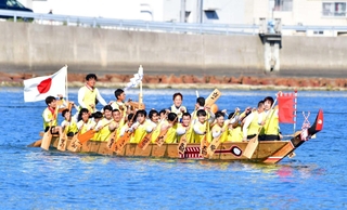 男子で優勝した磯風漕友会＝相生市の相生湾（撮影・中西幸大）