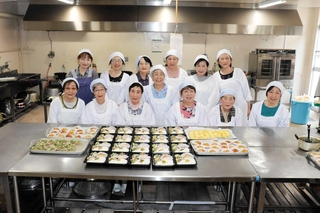 お弁当を前に笑顔を見せる「すずらんの会」のメンバーら＝上郡町社会福祉協議会