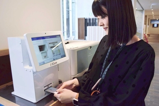 マイナンバーカードの情報をもとに申請書を自動で作成する「書かない窓口」＝太子町役場
