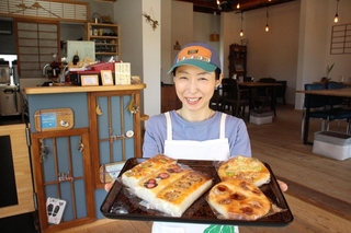 音楽を作るようにフォカッチャの創作を楽しむ寺谷明子さん＝福崎町西田原