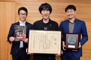 こども家庭庁の児童福祉文化賞を受賞した上吉川祐一さん（中央）＝たつの市役所