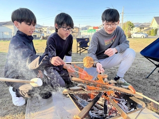 キャンプファイアーを採り入れた交流企画。おやつを焼きながら会話が弾んだ＝上郡町駅前