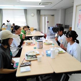 コープ上郡の集会室で開かれる子ども食堂「まんまる」。店舗は暮らしを支える拠点になっている＝上郡町山野里（三好初代さん提供）
