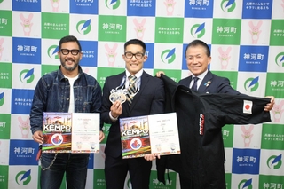 神河町の山名宗悟町長（右）に結果を報告した中島遼太さん（中央）と指導者の海部佑岳さん＝神河町役場