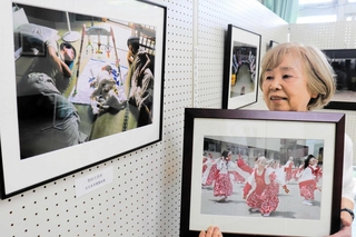 一瞬の表情を捉えた写真の数々を紹介する力富江さん＝相生市立西部公民館