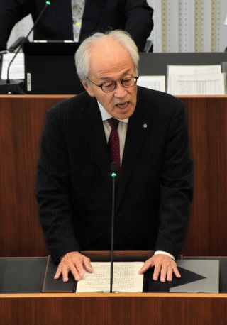 太子町長選への立候補を表明する沖汐守彦町長＝太子町議会議場