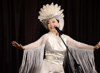 制作披露記者会見で、新曲を披露する「シューコ・デ・ラ・ソーメン」こと多田周子さん＝姫路市南駅前町