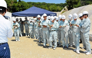 県道竜泉那波線の建設現場を見学する龍野北高校の生徒たち＝相生市那波