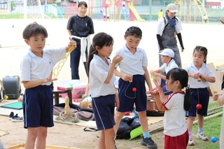 楽器演奏や昔遊びなどで、思い思いに楽しむ子どもたち＝神河町粟賀町