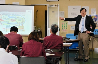 太子町の事業所を訪れ、「従業員の健康管理」をテーマに語った県立はりま姫路総合医療センターの木下芳一院長＝太子町福地