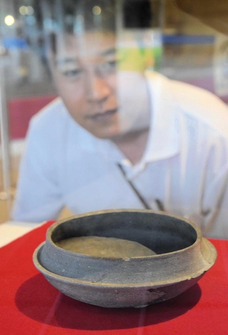 昨年、狐塚古墳の周辺で見つかった須恵器。形状などから古墳時代後期前半のものとみられる＝たつの市新宮町宮内