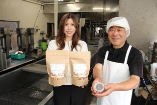 「豆腐屋の娘が造るシリーズ」を手がける津田弥里さん（左）と父で津田豆腐店店主の隼人さん＝市川町沢
