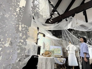 白を基調にしたリネンやレースの作品が飾られた展示会場＝ゆう風舎