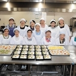 お弁当を前に笑顔を見せる「すずらんの会」のメンバーら＝上郡町社会福祉協議会