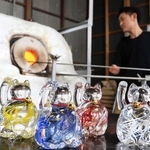光沢と色彩が美しい招き猫のガラス工芸＝上郡町上郡、「Ｇｌａｓｓ　Ｓｔｕｄｉｏ　刻」