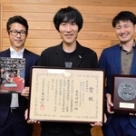 こども家庭庁の児童福祉文化賞を受賞した上吉川祐一さん（中央）＝たつの市役所