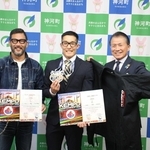 神河町の山名宗悟町長（右）に結果を報告した中島遼太さん（中央）と指導者の海部佑岳さん＝神河町役場