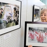 一瞬の表情を捉えた写真の数々を紹介する力富江さん＝相生市立西部公民館