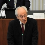 太子町長選への立候補を表明する沖汐守彦町長＝太子町議会議場