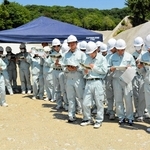 県道竜泉那波線の建設現場を見学する龍野北高校の生徒たち＝相生市那波