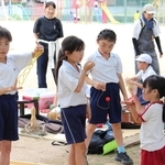 楽器演奏や昔遊びなどで、思い思いに楽しむ子どもたち＝神河町粟賀町