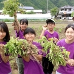 中野二郎さん（右端）の畑のジャガイモを手にする神戸の子どもたち＝宍粟市山崎町岸田